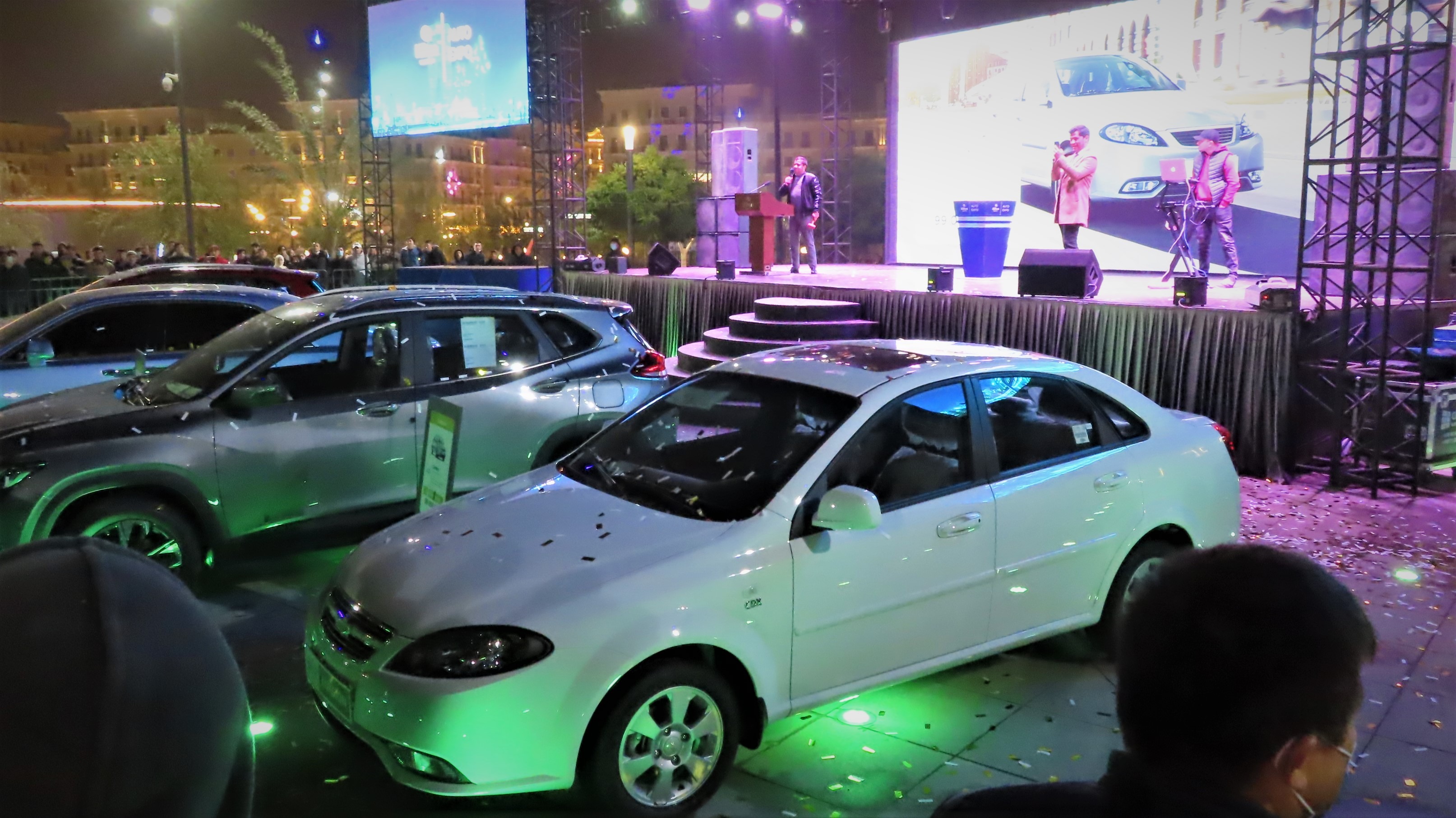 На территории Tashkent City проходит первая в Узбекистане автовыставка под открытым небом Hilton Auto Expo 2021