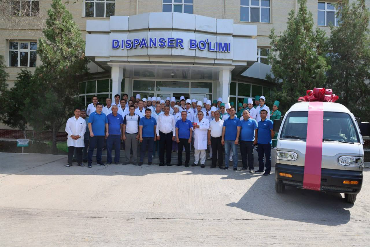 Qovun sayli-2025 festivalida “UzAuto Motors” AJ Xorazm filialiga berilgan mukofot - Damas avtomobili korxona rahbariyati tashabbusi bilan viloyat ftiziatriya va pulmonologiya markaziga sovg'a qilindi